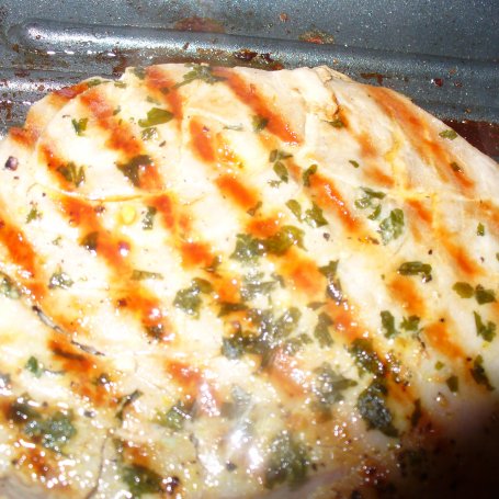 Krok 3 - Stek z tuńczyka z natką i czosnkiem grillowany  foto