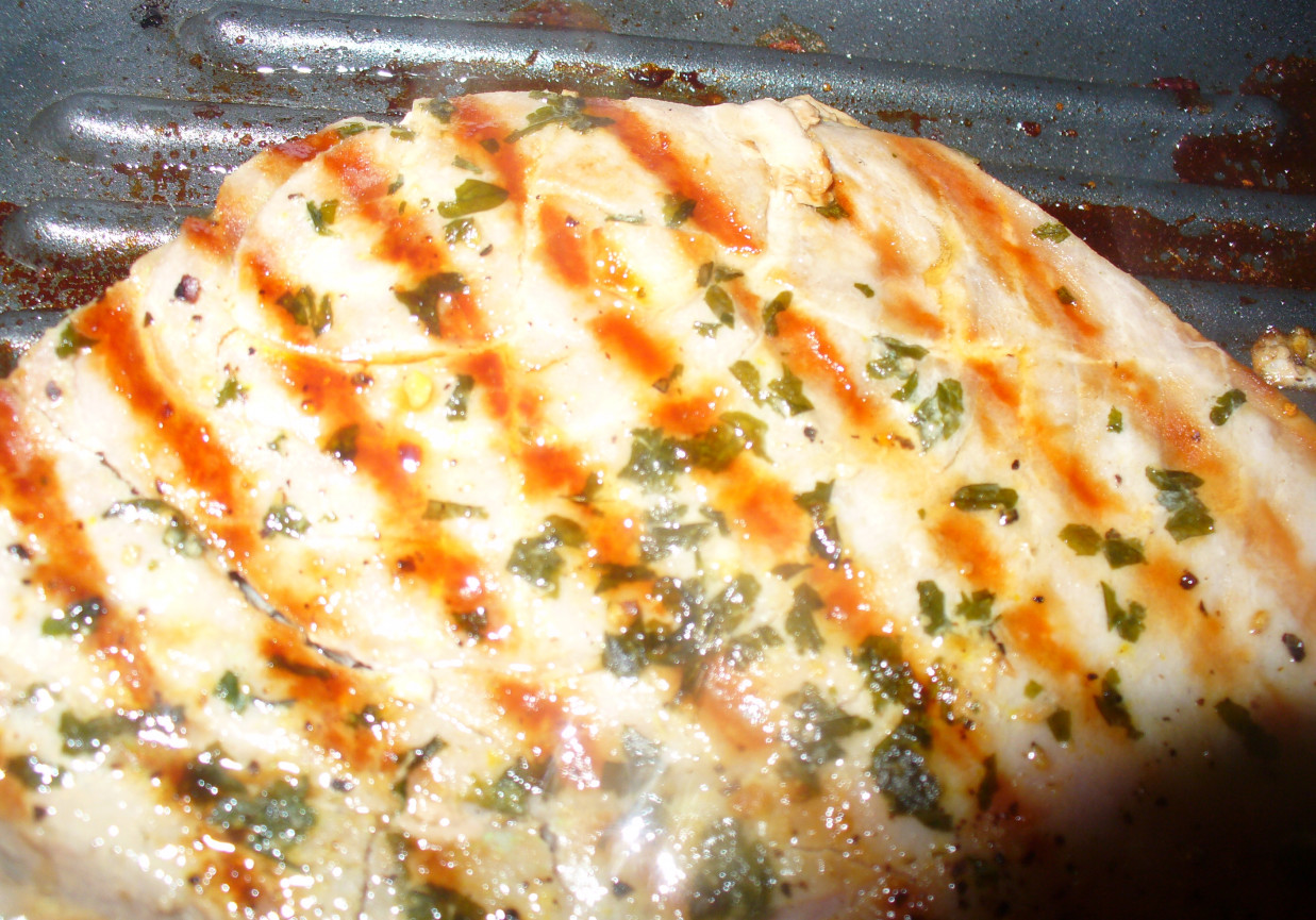Stek z tuńczyka z natką i czosnkiem grillowany  foto