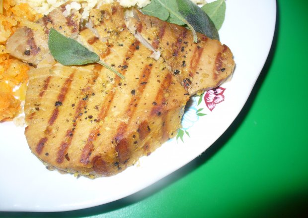 Fotografia przedstawiająca Stek z tuńczyka z pieprzem grillowany