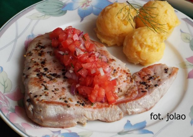 Fotografia przedstawiająca Stek z tuńczyka z salsą pomidorową