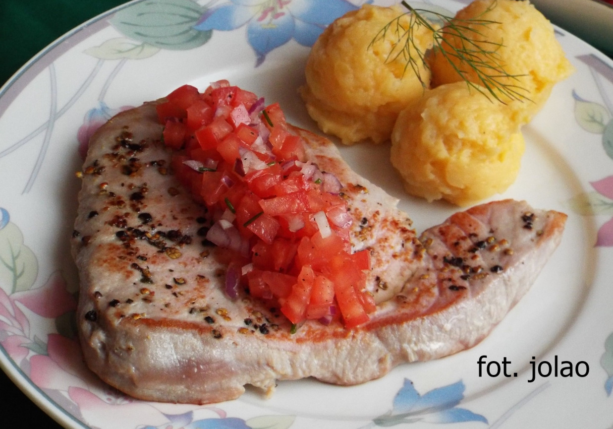 Stek z tuńczyka z salsą pomidorową foto