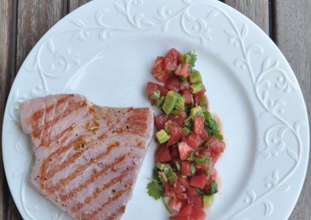 Fotografia przedstawiająca Stek z tuńczyka z salsą z pomidora i awokado