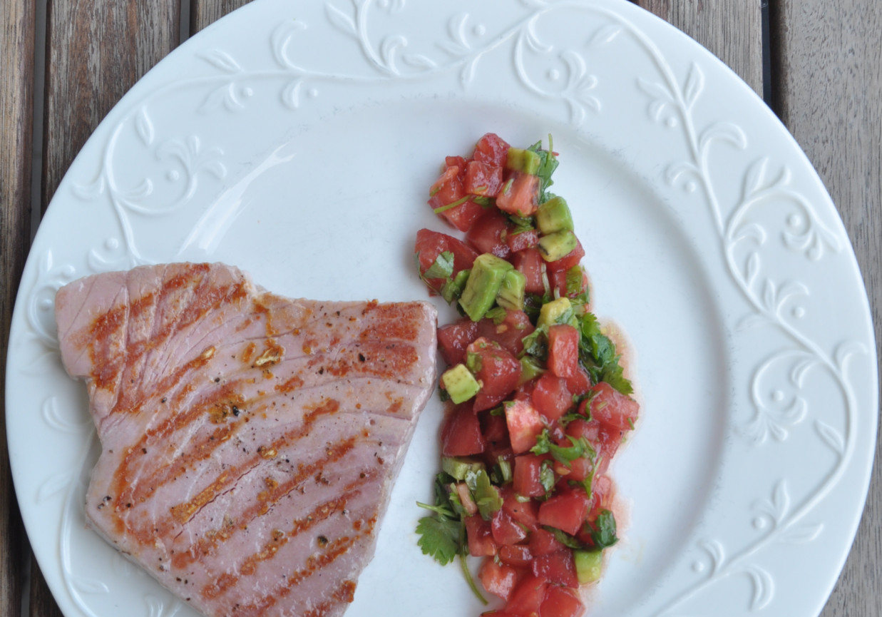 Stek z tuńczyka z salsą z pomidora i awokado  foto