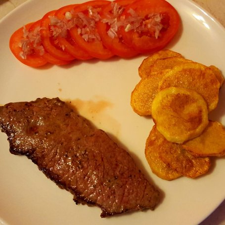 Krok 6 - Stek z wołowiny z talarkami i pomidorami foto