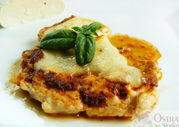 Fotografia przedstawiająca Steki z kurczaka z pesto i mozzarellą