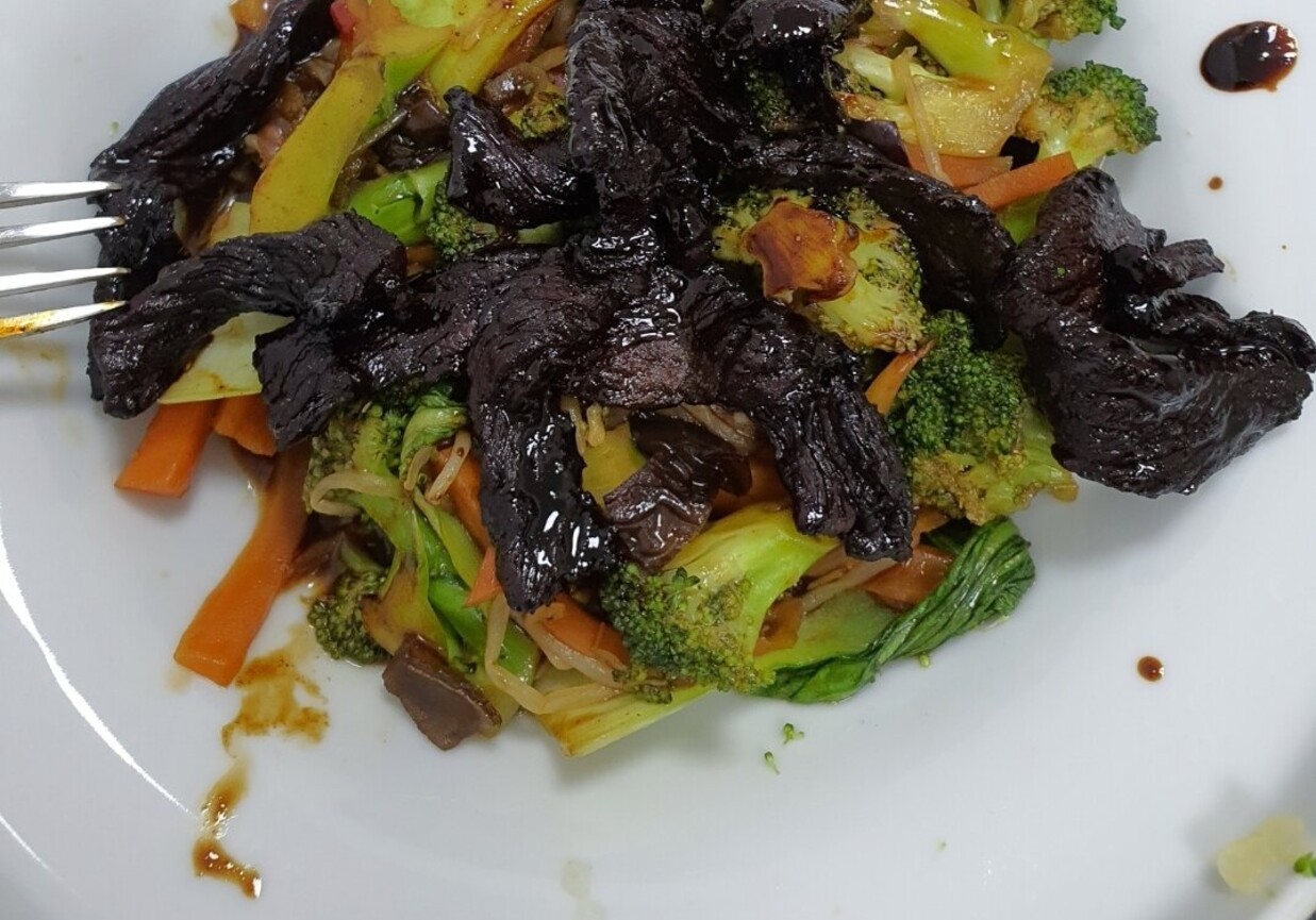 Stir fry wołowina w miodzie na warzywach foto