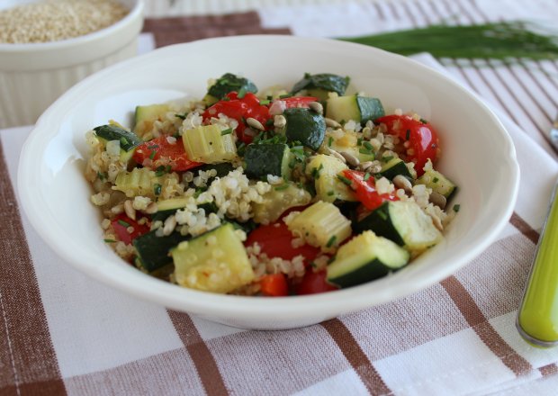 Fotografia przedstawiająca Stir-fry z komosą ryżową /quinoa/ i warzywami