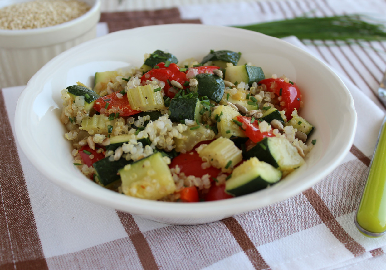 Stir-fry z komosą ryżową /quinoa/ i warzywami foto