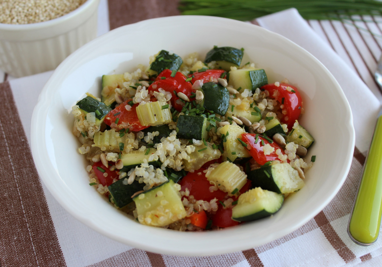 Stir-fry z komosą ryżową /quinoa/ i warzywami foto