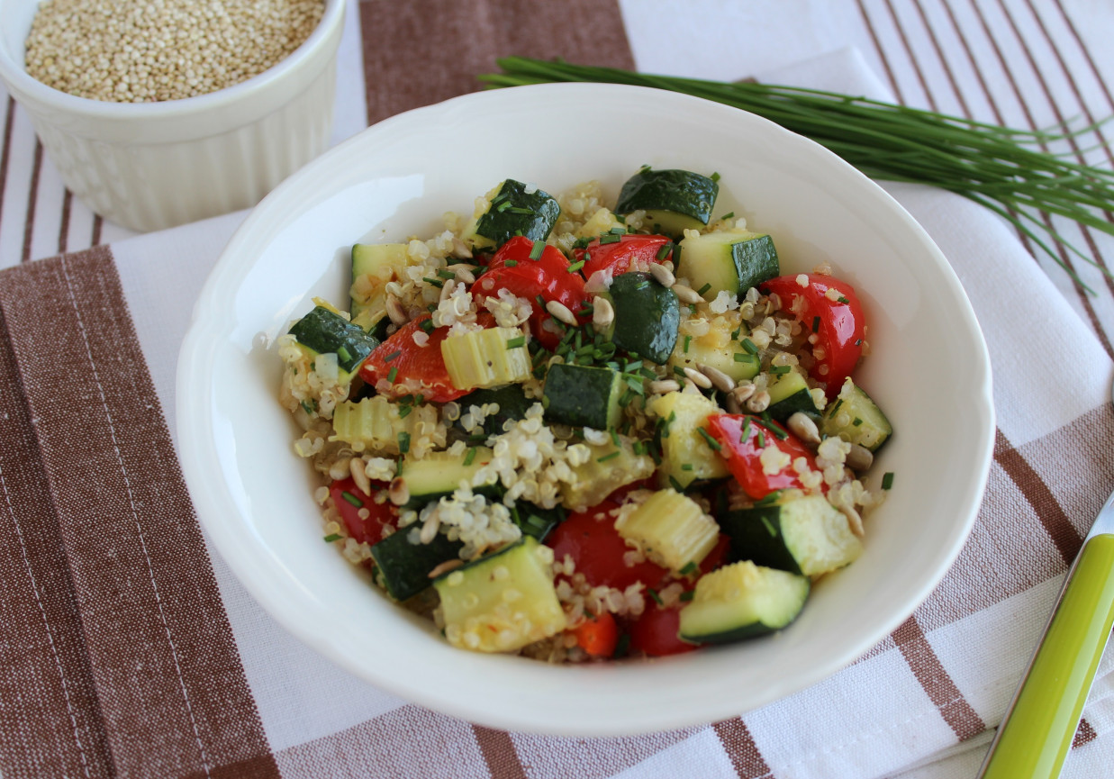 Stir-fry z komosą ryżową /quinoa/ i warzywami foto