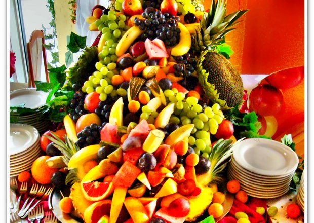 Fotografia przedstawiająca Stół owocowy.