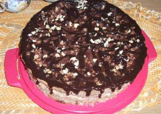 Fotografia przedstawiająca Strasznie orzechowy tort z kakaowa pajęczyną