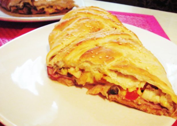 Fotografia przedstawiająca Stromboli- zwijana pizza
