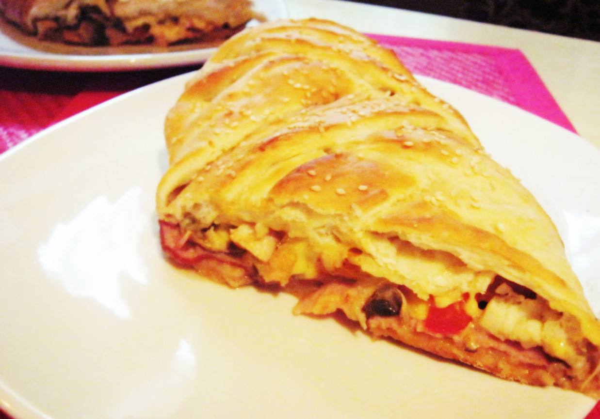 Stromboli- zwijana pizza foto