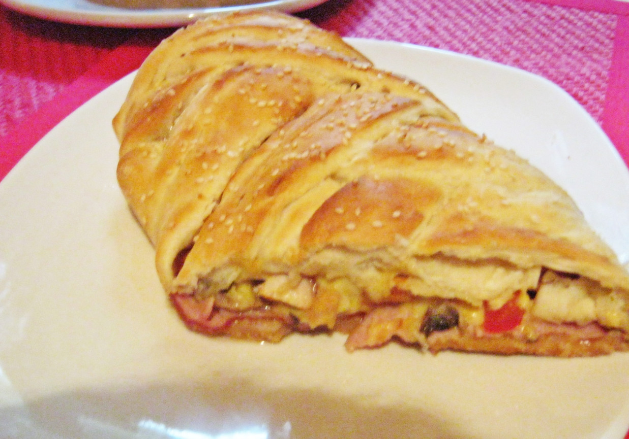 Stromboli- zwijana pizza foto