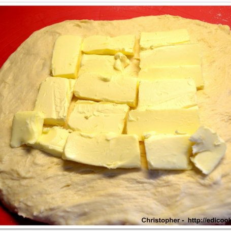 Krok 4 - Strucla z ciasta półfrancuskiego, drożdżowego z serem i żurawiną foto