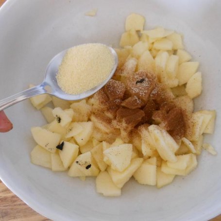 Krok 4 - Strudel jabłkowy z sosem waniliowym foto
