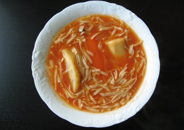 Fotografia przedstawiająca Studencka zupa pomidorowa