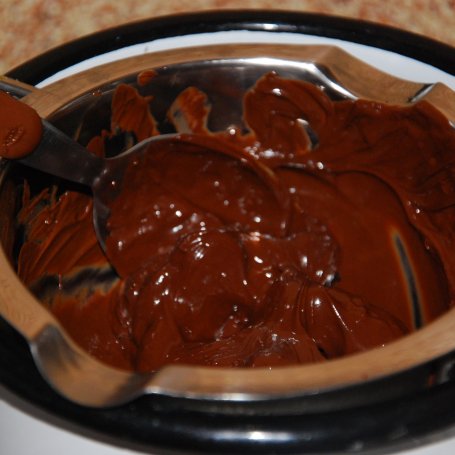 Krok 2 - Suflet czekoladowy z wiśnią i chili foto
