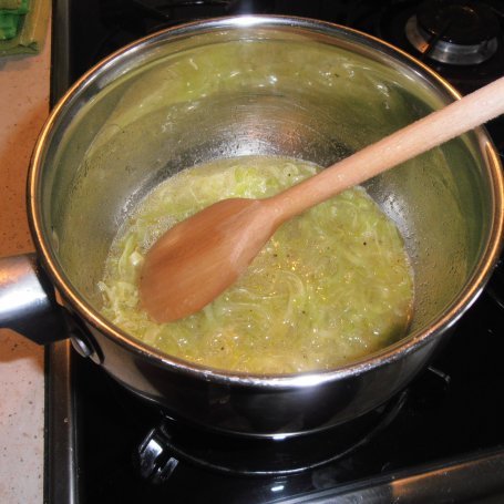 Krok 3 - Sum pieczony w warzywach z sosem porowym foto