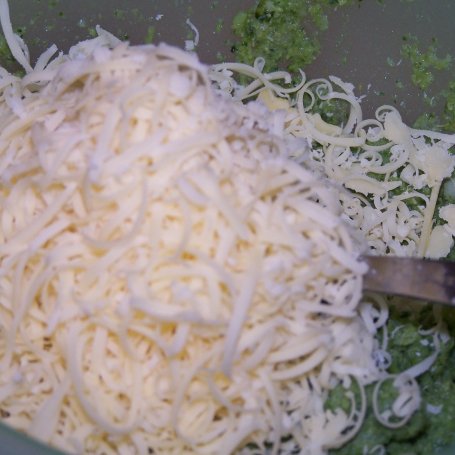 Krok 3 - Super dodatek do zup, czyli drożdżówki z brokułem :) foto