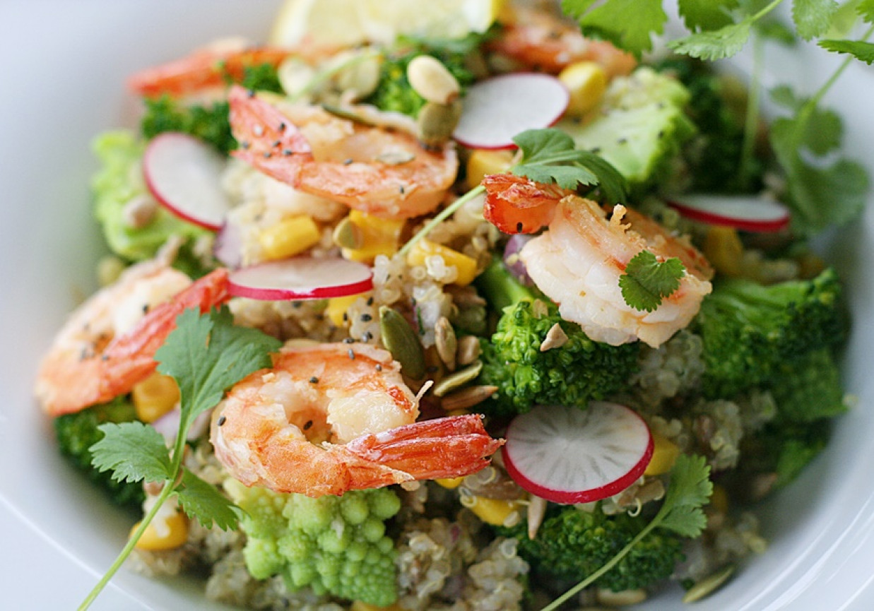 Superfoods – sałatka z komosą ryżową, brokułem i krewetkami foto