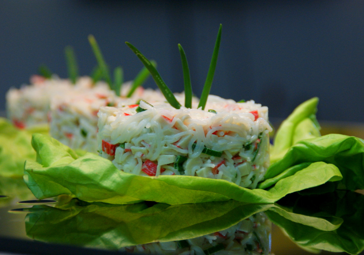 Surimi z makaronem ryżowym i szczypiorkiem. DoradcaSmaku.pl