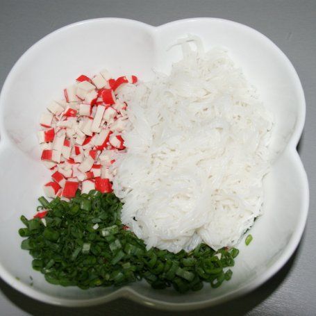 Krok 2 - Surimi z makaronem ryżowym i szczypiorkiem. foto