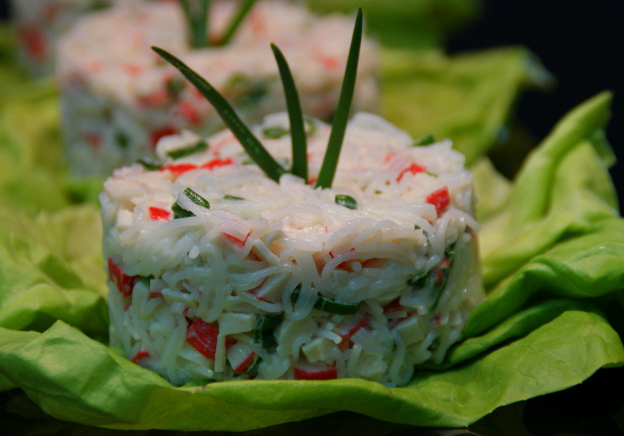 Surimi z makaronem ryżowym i szczypiorkiem. DoradcaSmaku.pl