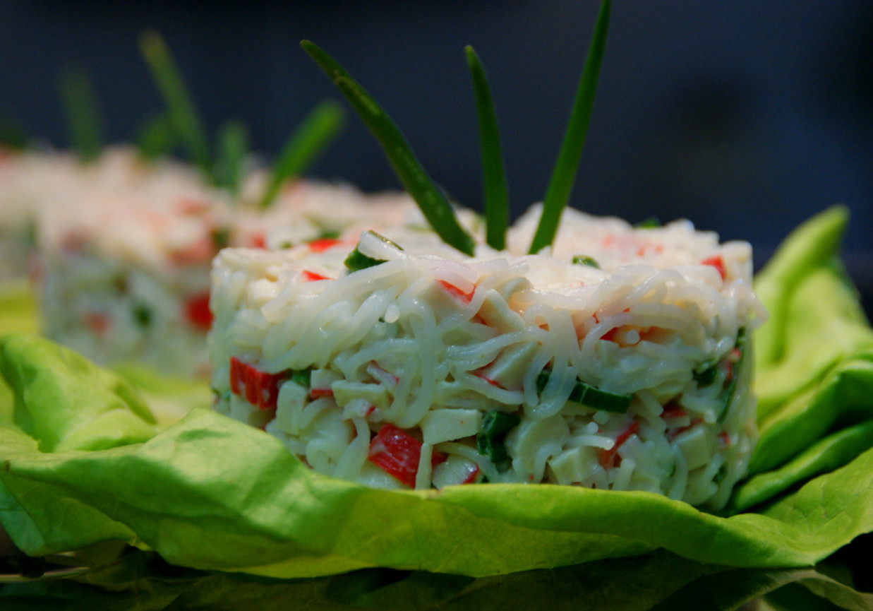 Surimi z makaronem ryżowym i szczypiorkiem. foto