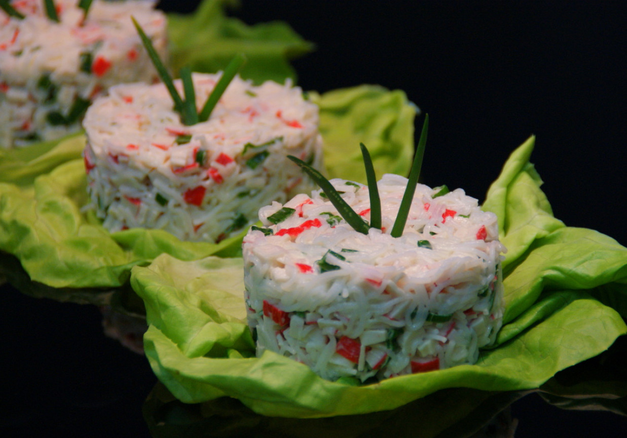 Surimi z makaronem ryżowym i szczypiorkiem. DoradcaSmaku.pl