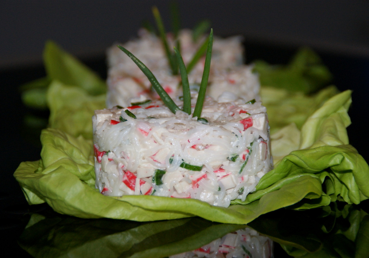 Surimi z makaronem ryżowym i szczypiorkiem. DoradcaSmaku.pl