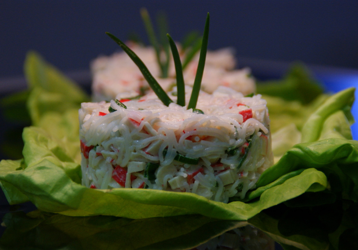 Surimi z makaronem ryżowym i szczypiorkiem. DoradcaSmaku.pl