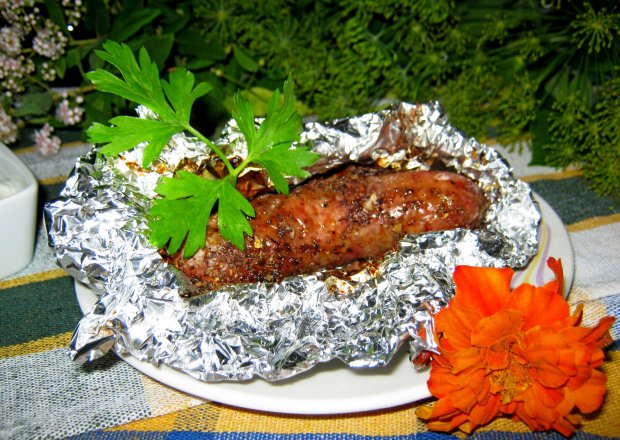 Fotografia przedstawiająca Surowa kiełbaska na grilla