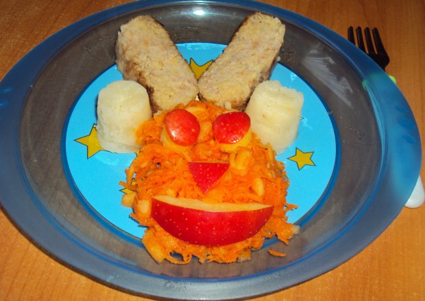 Fotografia przedstawiająca Suróweczka z jabłuszka i marchewki
