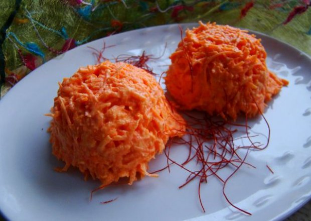 Fotografia przedstawiająca Surówk obiadowa z marchewki i chrzanu