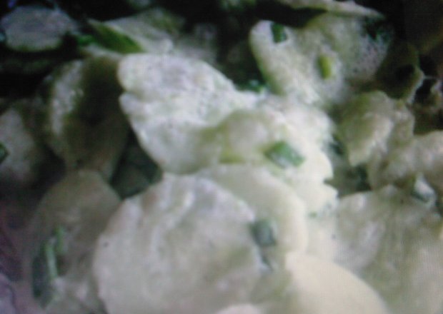 Fotografia przedstawiająca surówka do obiadków czyli mizeria z sałata