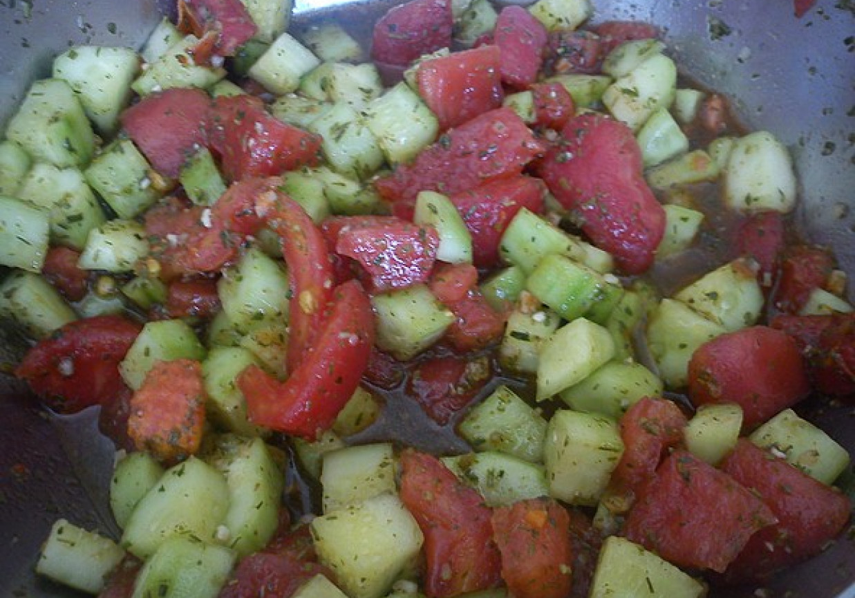 Surówka do obiadu ogórek-pomidor foto