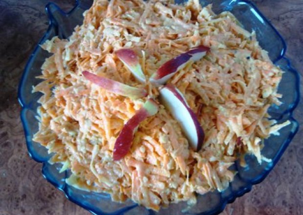Fotografia przedstawiająca surówka do obiadu z marchewki i jabłka
