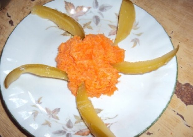 Fotografia przedstawiająca surówka do obiadu z marchwi