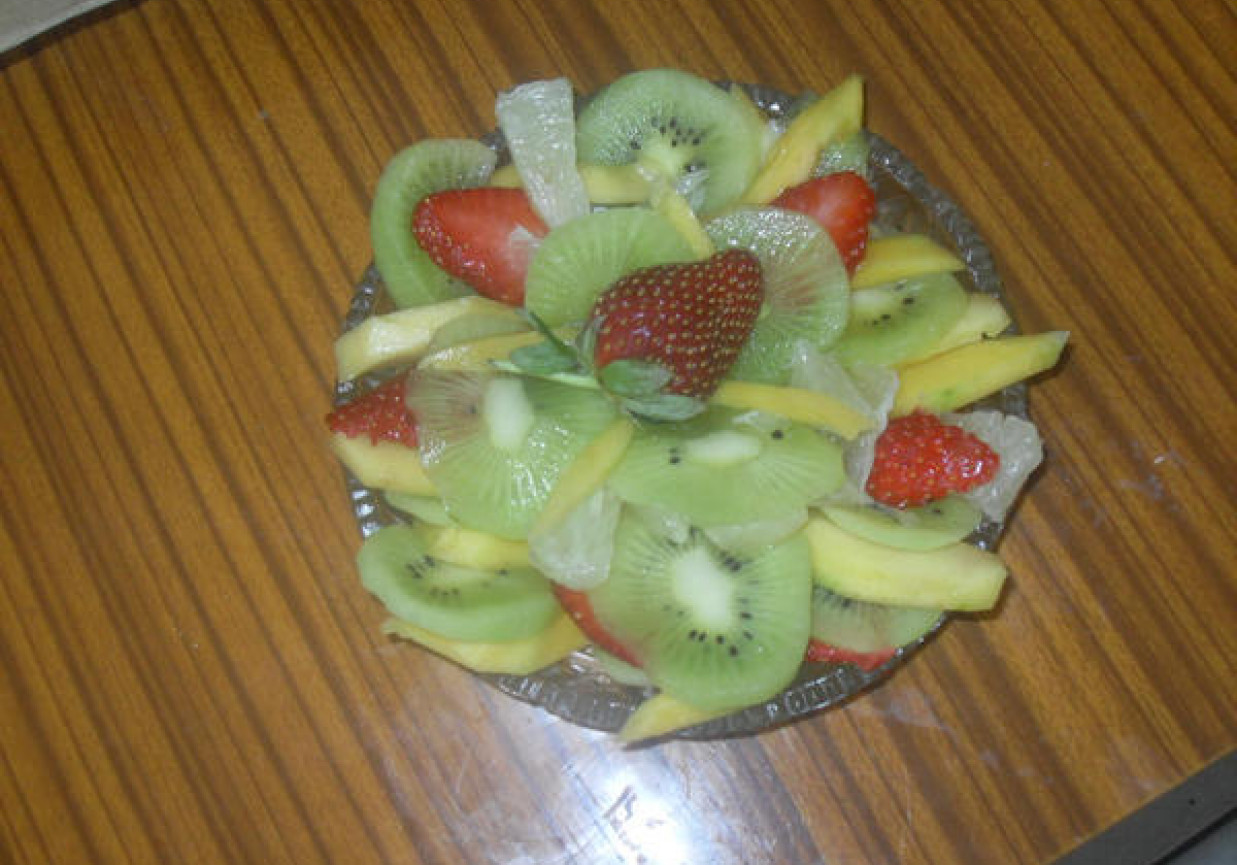 Surówka lub deserek -   talerz  pełen witamin foto