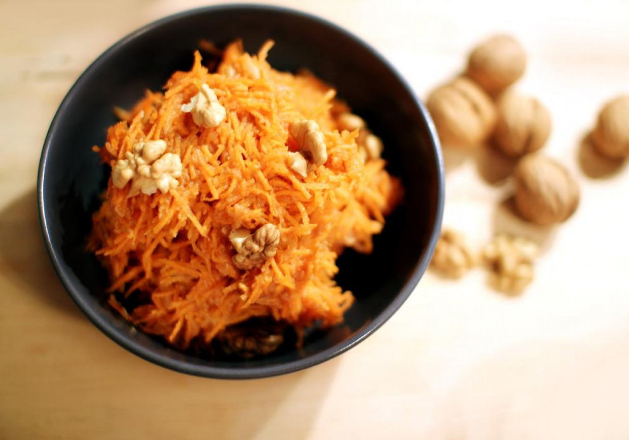 Surówka marchewkowo - orzechowa foto