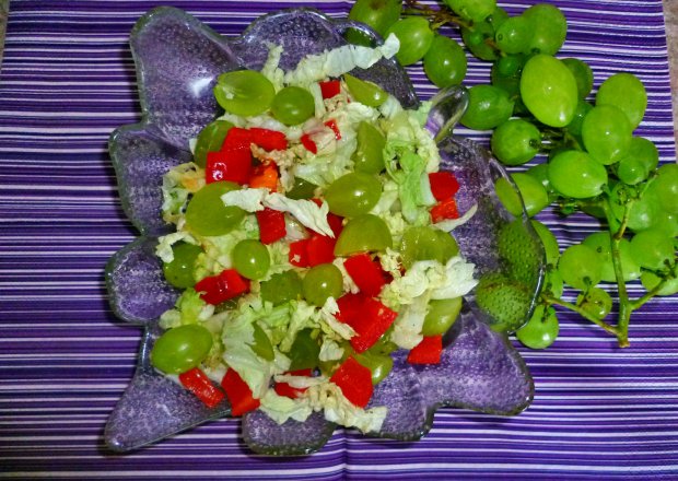 Fotografia przedstawiająca surówka obiadowa z nutkką winogrona