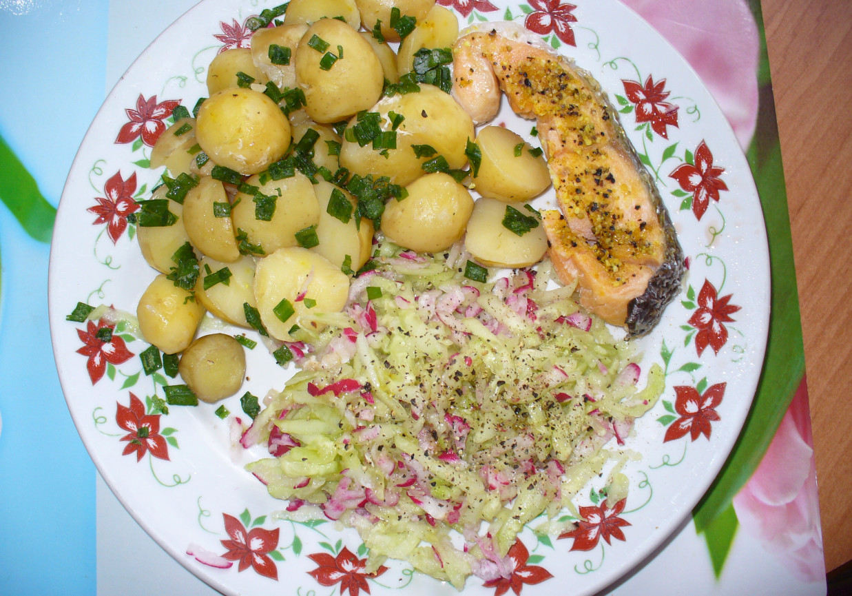 Surówka obiadowa z  ogórka i  rzodkiewki z młodymi z ziemniakami foto