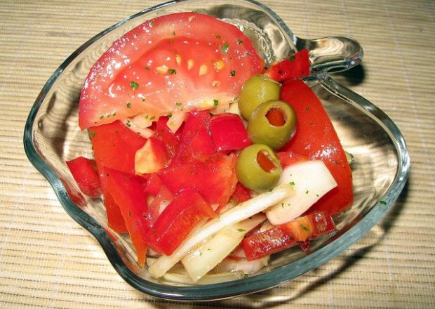 Fotografia przedstawiająca Surówka pomidorowo – paprykowa