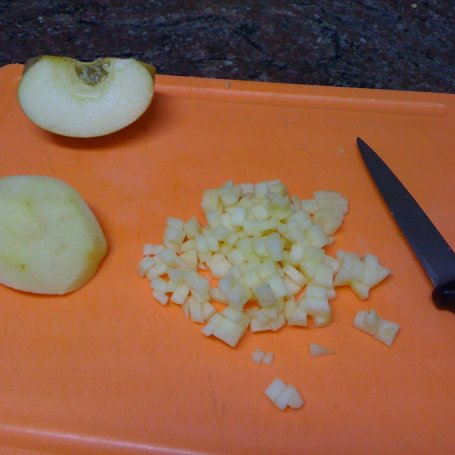 Krok 2 - surówka porowa z jabłkiem na słodko foto