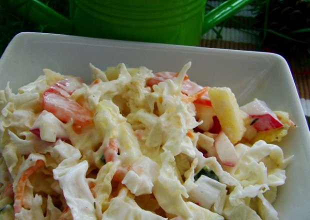 Fotografia przedstawiająca Surówka sałatka z kapusty pekińskiej cukinii i rzodkiewki z majonezem