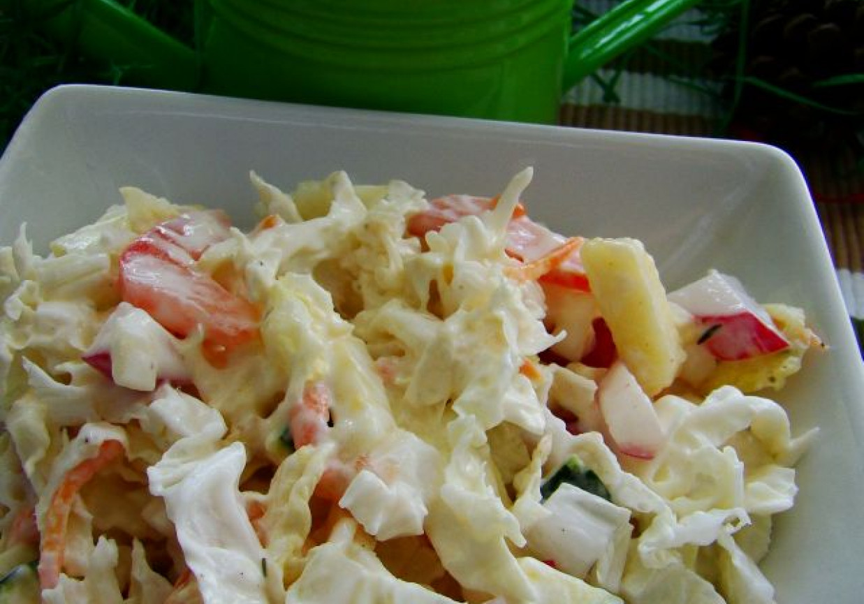 Surówka sałatka z kapusty pekińskiej cukinii i rzodkiewki z majonezem foto