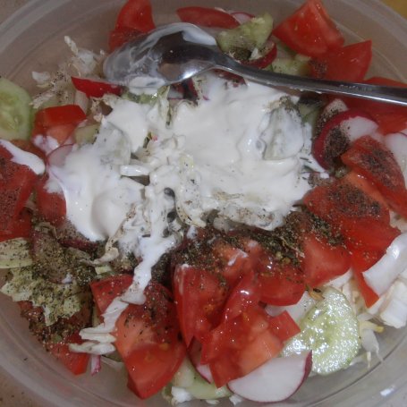 Krok 3 - Surówka warzywna z jogurtem greckim foto