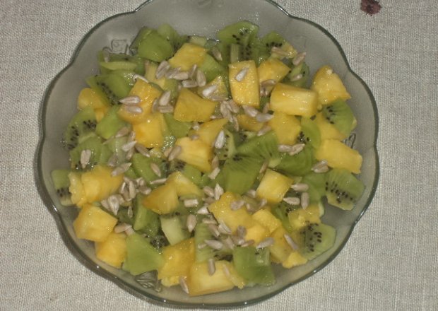 Fotografia przedstawiająca Surówka z ananasa i kiwi